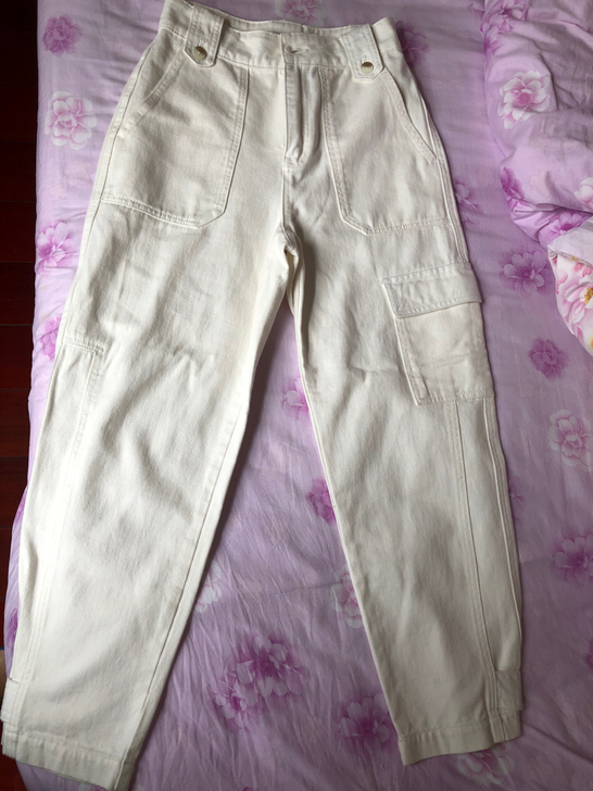 zll白色牛仔工装裤,料子是很舒服的软牛仔...