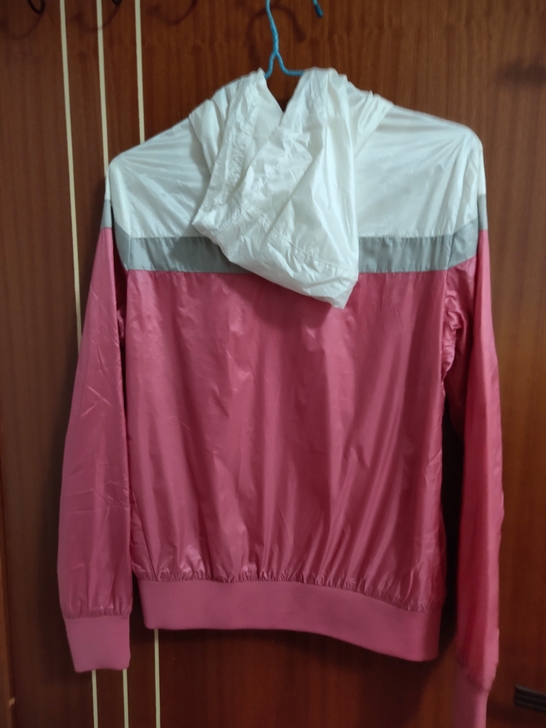 特步，运动粉色外套，买了没穿过，全新，一直...