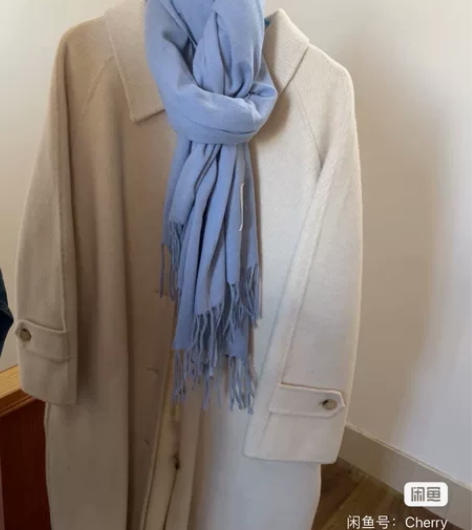 韩代流苏围巾，天蓝颜色非常漂亮，搭配浅色衣...