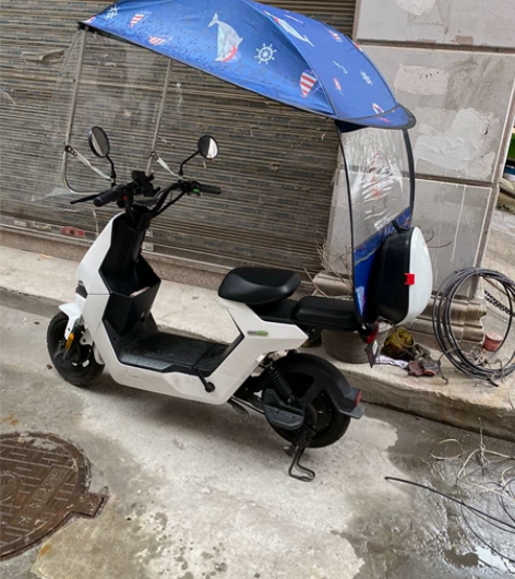 小牛电动自行车。小牛f0锂电池。很新。才骑...