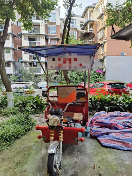 一辆小吃摊的三轮车 买车送小吃框架 帮朋...