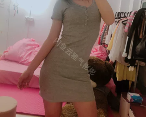 灰色紧身包臀裙 针织面料 很显瘦的 有弹力...