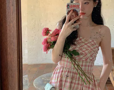 茶歇法式别致甜辣很仙的格子吊带连衣裙子女收...