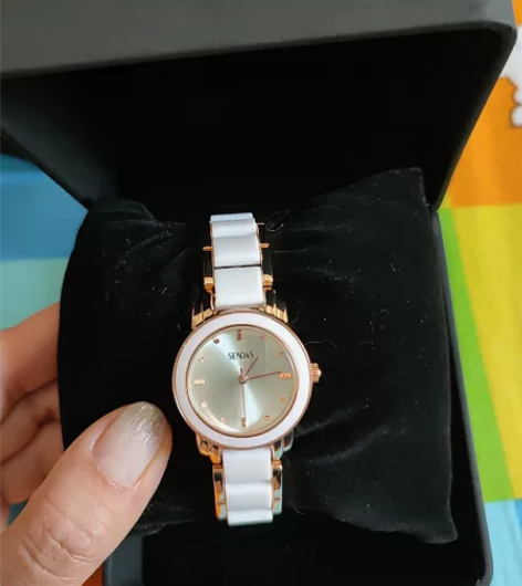 非常精致的一款手表，手上有镯子实在是戴不着...