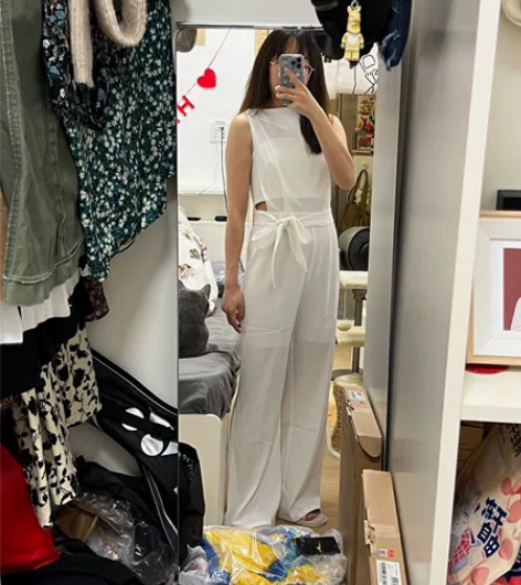 白色连体裤,购于淘宝,本来打算作为朋友结婚...