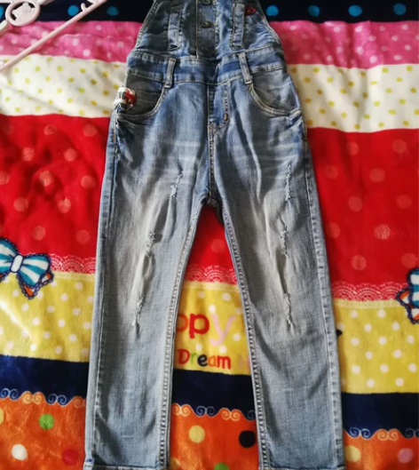 背带牛仔裤110码 穿过两次，颜色就是这种...