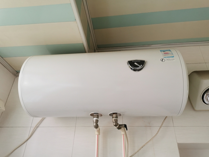 阿里斯顿热水器，搬家腾房转让。