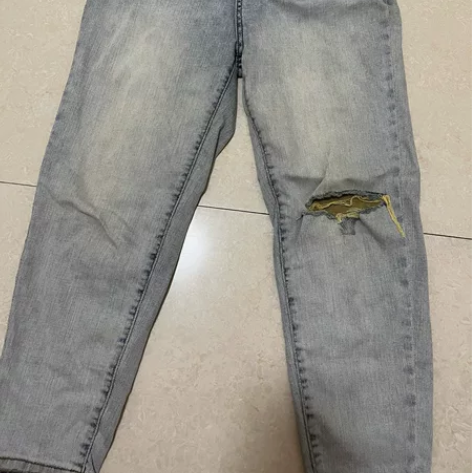 破洞牛仔裤，原图拍摄，s码，因本人衣服多清...