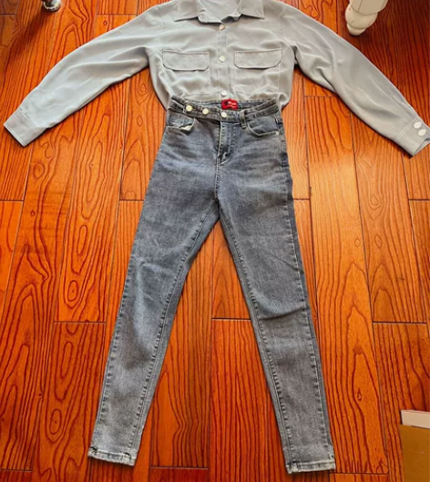 钱夫人家浅蓝色衬衫牛仔铅笔裤，买来穿过一次...