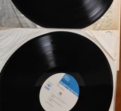 古典黑胶唱片，两张装套封唱片，有一张一面有...