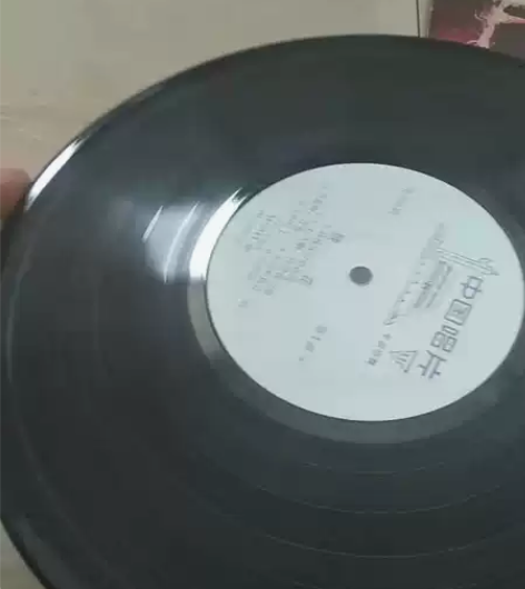 绒花电影歌曲黑胶唱片！品相如图！封皮后面歌...