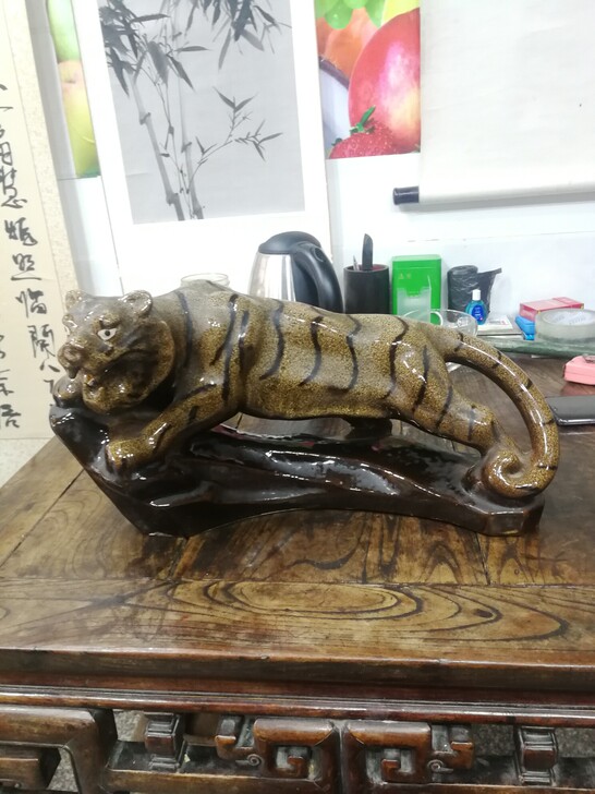 宜兴美陶老虎摆件全美品相，尺寸较大，神态威...