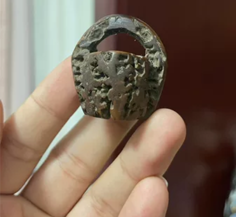 下乡收获百年手工雕刻核桃花篮，精美，包浆红...