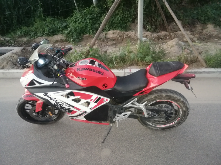 趴赛电摩佛系出，能跑80迈续航100公里，...