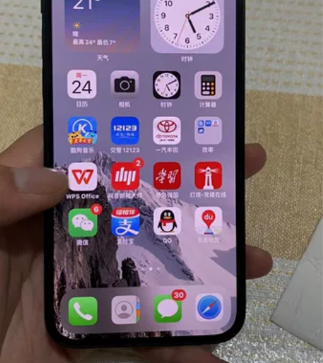 出一台苹果12国行128电池88，无磕碰无...