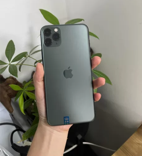 苹果11ProMax绿色走平台 有面容 2...