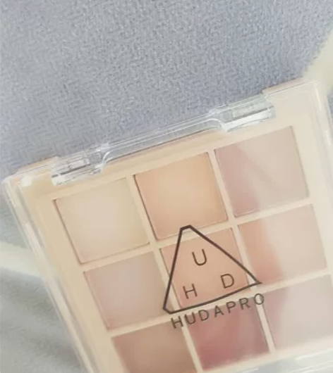 九色眼影盘+眼线笔哑光防水金新 感兴趣的话...