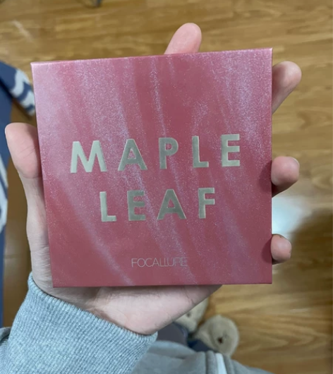 眼影盘 颜色如图。商场“调色盘”买的，忘了...