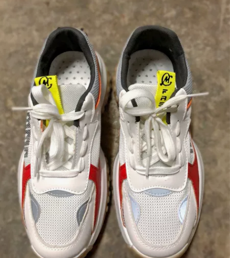 帮朋友处理一下，女士运动鞋，网眼的，一共有...