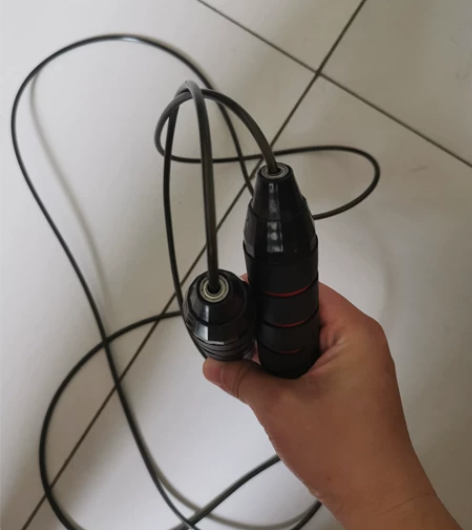 减肥人必备的跳绳，双四轴承的，顺滑感很好用...