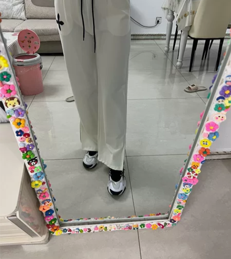 白色阔腿裤，脚边开叉的，料子很舒服，运动的...