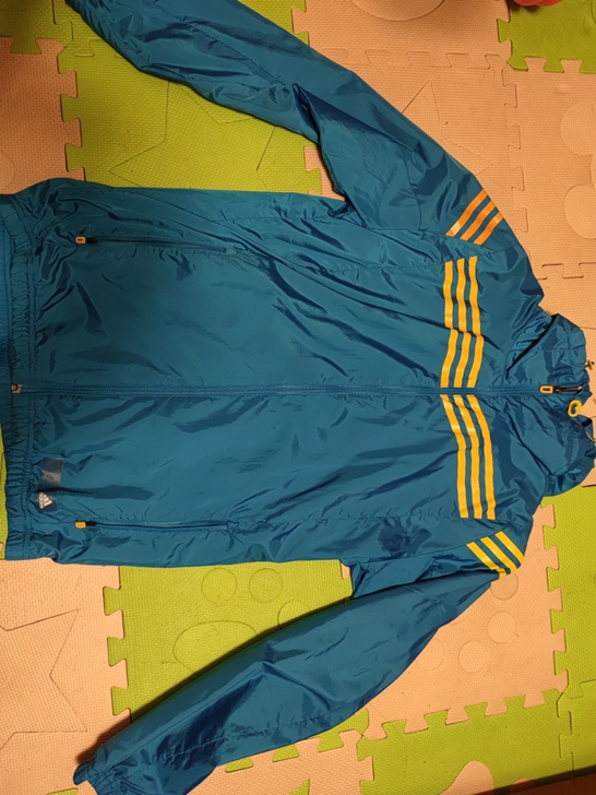 阿迪达斯adidas防风外套，里面有层薄棉...