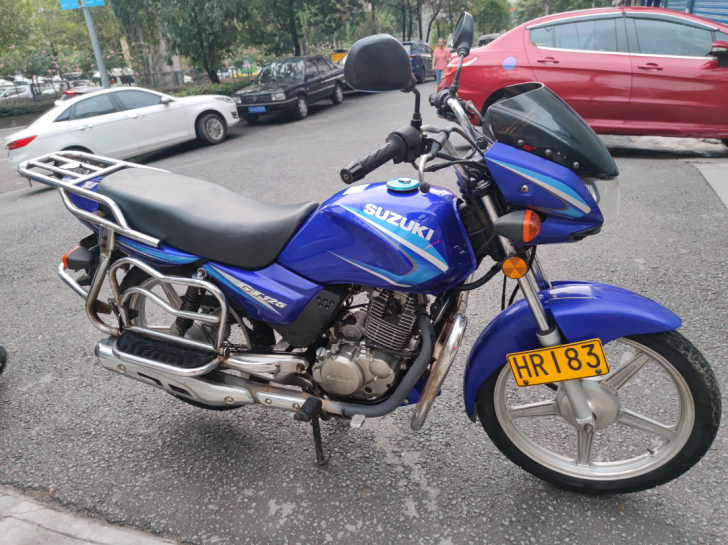 铃木125摩托车