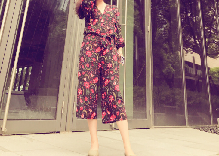 UR连体裤,第一张实穿图,加了滤镜,有色差...