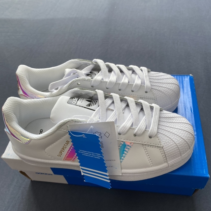 Adidas阿迪达斯 三叶草贝壳头，在商场...