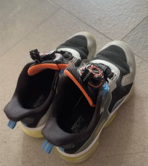 安踏气垫童鞋，专柜购买，400多，现在小了...