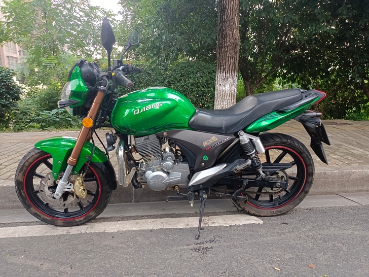 摩托车出售。钱江龙150街跑极品出售.车况...