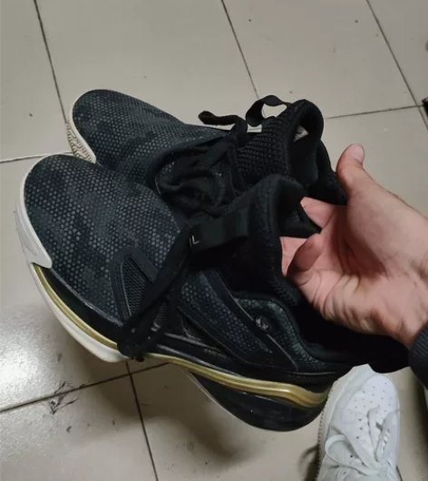 特步篮球鞋在实体线下买的打折完好像3百多吧...