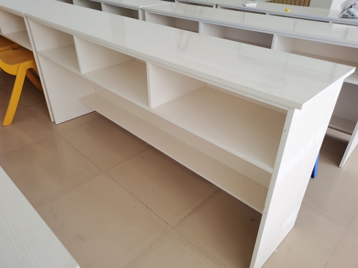 全新实木桌：供三人使用