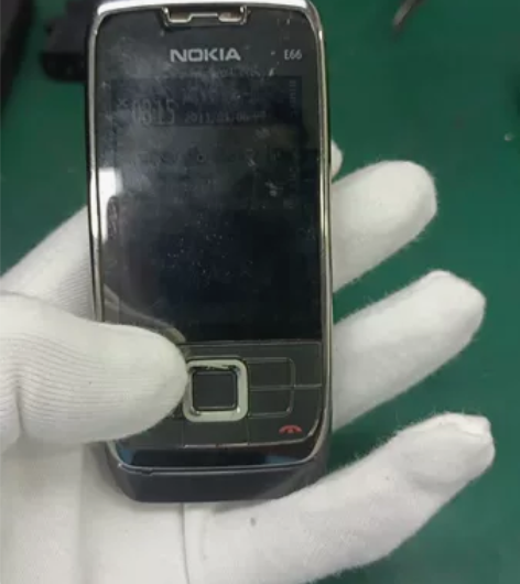 搬家找出十年前的老机。诺基亚E66，联通版...