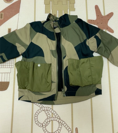 很柔软的迷彩服,两边小兜特别好看,穿起来酷...