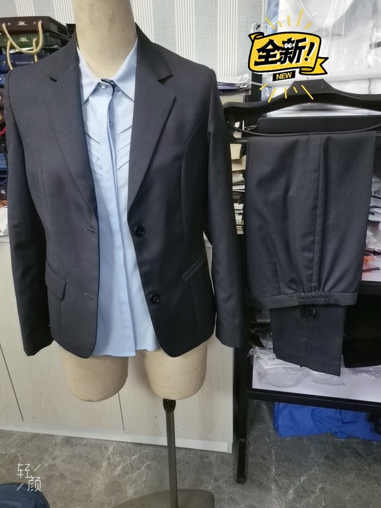 灰色全羊毛女西服