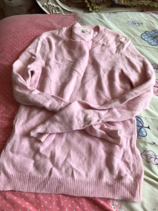 粉色羊绒衫，保存不当，压的有褶皱了，穿上撑...
