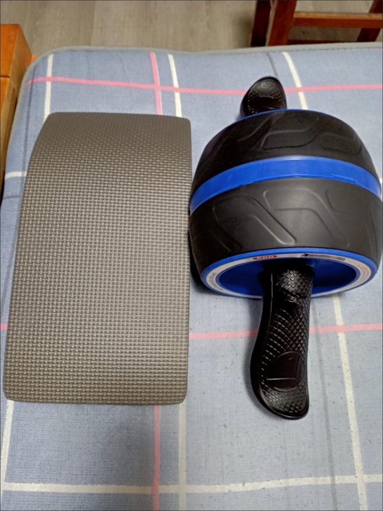 (21.5包邮买就送跪垫）自动回弹健腹轮腹...