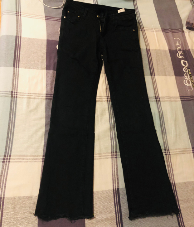 黑色长裤，牛仔材质的，带点弹性，臀围26的...