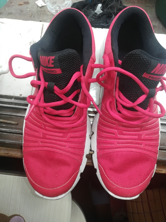 正品耐克红色慢跑鞋，带盒子，奥特莱斯购买，...