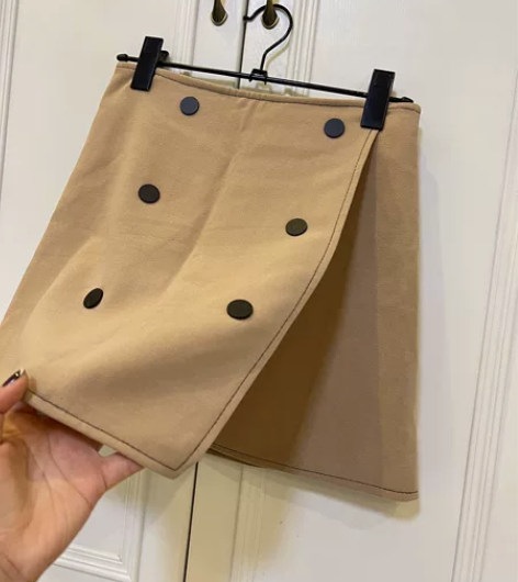 卡其色半身裙 A字裙 实体店购入 感兴趣的...