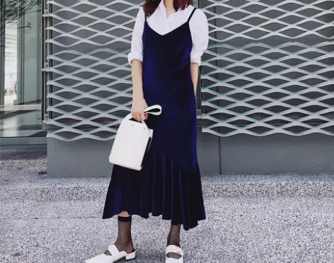 丝绒吊带连衣裙女V领，售出不退换。拍照很出...