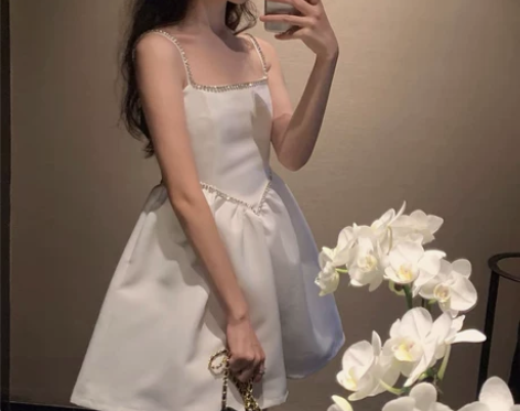 复古宫廷风白色吊带连衣裙女春夏气质高腰显瘦...