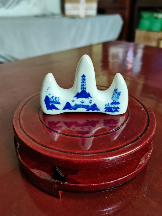 下乡一线活动放漏，七八十年代笔架.釉水厚盈...