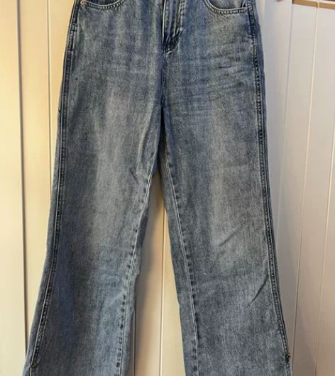 两款牛仔裤，都是软软的牛仔布料，都是阔腿裤...