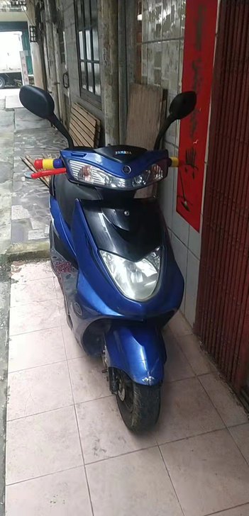 12年雅马哈摩托车，不能过户，东兴给钱就开...