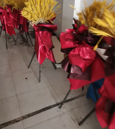 开业花篮,六个 五十一个打包拿走。位置在富...