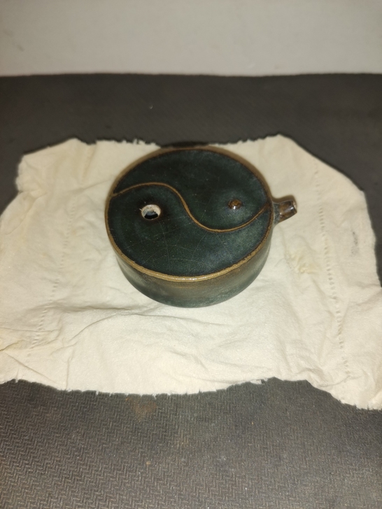 文房用品之一。釉色温润如玉器型规整精美，皮...