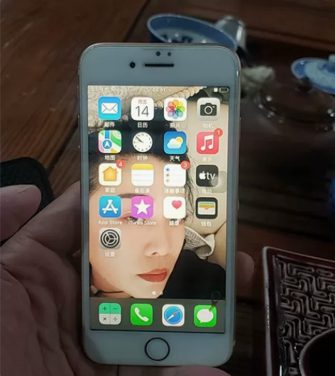 苹果 8 国行 换新机了 感兴趣的话点“我...