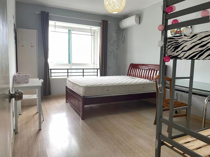 全女生  天鹅湖万达周边，翠宁雅苑精装4室...